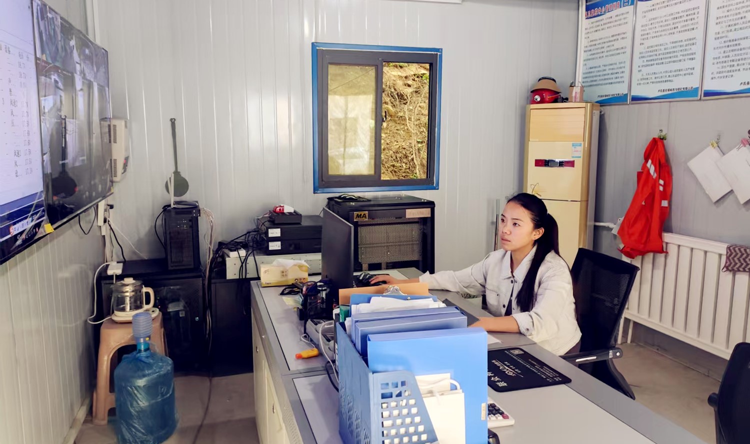 堅守安全防線，綻放巾幗風(fēng)采｜記西溝鐵礦安全監(jiān)控員黃春玲