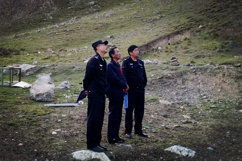 興?？h公安局治安大隊到銅鑫公司例行安全專項檢查